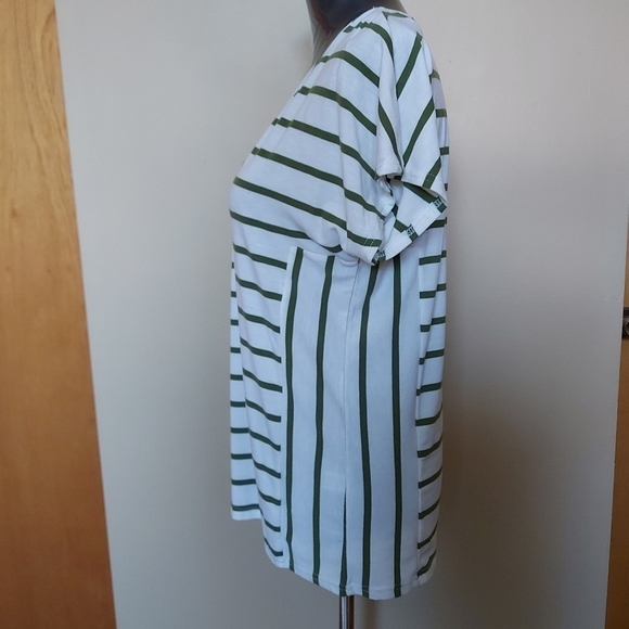 Coastal Casual Thyme & Honey Green Stripe Tee Sz Medium Lightweight Minimalist - Picture 2 of 7